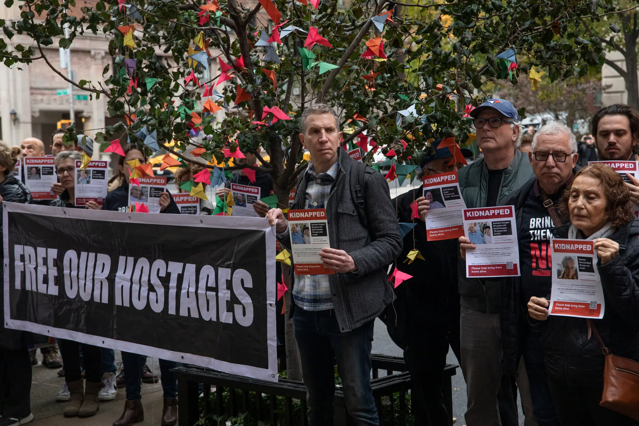 Демонстранти нанизали паперових метеликів на дерево біля офіційної резиденції генерального секретаря ООН Антоніу Гутерріша, вимагаючи від нього зробити більше для звільнення заручників, взятих з Ізраїлю 7 жовтня